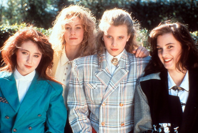 Smrtící atrakce (Heathers)

Před tím, než přišly moderní Protivný sprostý holky, byly tu Heathers. Není to úplně film, který by vás jemně vytáhnul z letního snění a upozornil vás, že už je školní rok. Naopak se jedná o poměrně drsný příběh o dospívání, kde dojde i na stisknutí spouště. Kromě hlavní napínavé zápletky stojí za pozornost i herecké obsazení - Winona Ryder, Shannen Doherty, Christian Slater,...
