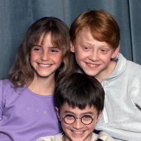 Harry Potter

Knihy a filmy o Harry Potterovi zaujaly nejen celou jednu generaci kolem přelomu tisíciletí. Ze sedmi knih a osmi filmů s Danielem Radcliffem, Emmou Watson a Ruppertem Grintem v hlavních rolích se stal fenomén, ke kterému se stále vrací dnes už dospělí, kteří v jedenácti letech čekali na svůj dopis z Bradavic, ale i jejich děti. Školu čar a kouzel v Bradavicích můžete navštívit na několika místech na světě - na Floridě, v Tokiu nebo ve studiích Warner Bros. nedaleko od Londýna. Pokud se ani na jedno místo v nejbližší době nedostanete, není nic jednoduššího, než si některý z osmi filmů pustit nebo se opět do příběhů o dobru, zlu a lásce začíst, tentokrát třeba v angličtině.
