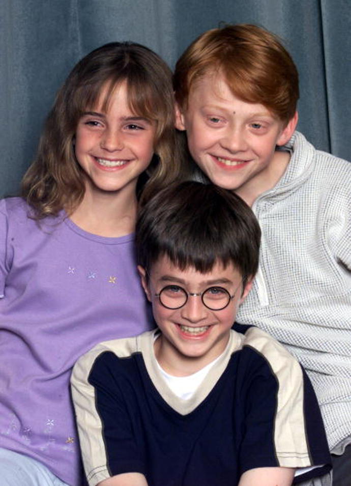 Harry Potter

Knihy a filmy o Harry Potterovi zaujaly nejen celou jednu generaci kolem přelomu tisíciletí. Ze sedmi knih a osmi filmů s Danielem Radcliffem, Emmou Watson a Ruppertem Grintem v hlavních rolích se stal fenomén, ke kterému se stále vrací dnes už dospělí, kteří v jedenácti letech čekali na svůj dopis z Bradavic, ale i jejich děti. Školu čar a kouzel v Bradavicích můžete navštívit na několika místech na světě - na Floridě, v Tokiu nebo ve studiích Warner Bros. nedaleko od Londýna. Pokud se ani na jedno místo v nejbližší době nedostanete, není nic jednoduššího, než si některý z osmi filmů pustit nebo se opět do příběhů o dobru, zlu a lásce začíst, tentokrát třeba v angličtině.
