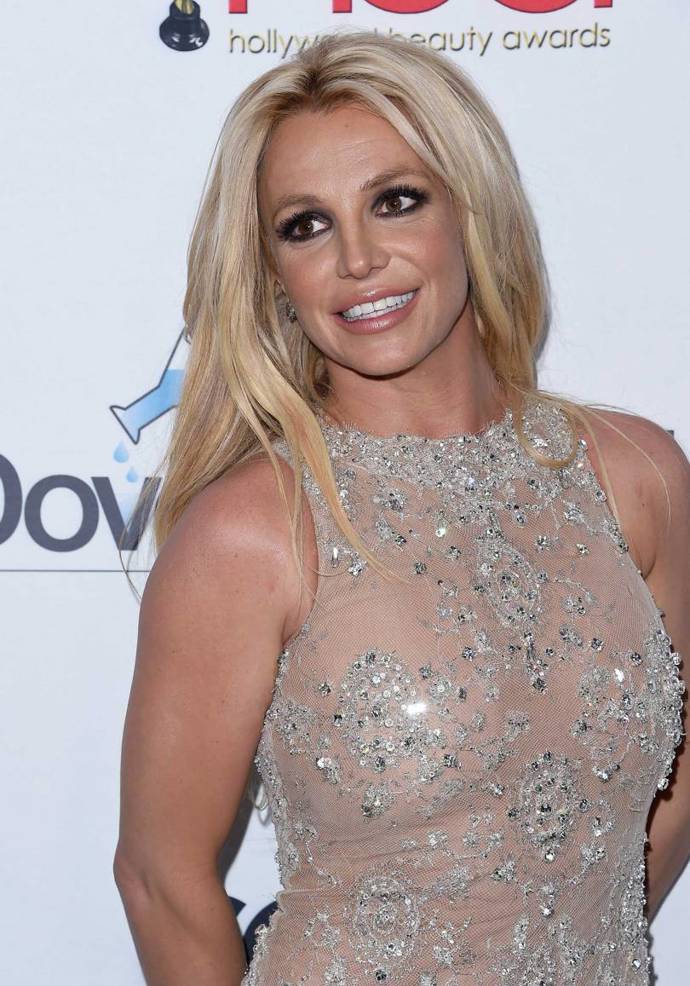 Britney Spears
"Mám ráda pleťová tonika. Používám je před tím, než si pleť namažu krémem. Nedělají se mi pupínky nebo akné, jen mám občas takové červené fleky, které vypadají jako vyrážka. Používám značky La Mer, Neutrogena nebo Elizabeth Arden. Ráda produkty různě kombinuji a zkouším, co mi bude vyhovovat nejvíce."
Britney Spears
"Mám ráda pleťová tonika. Používám je před tím, než si pleť namažu krémem. Nedělají se mi pupínky nebo akné, jen mám občas takové červené fleky, které vypadají jako vyrážka. Používám značky La Mer, Neutrogena nebo Elizabeth Arden. Ráda produkty různě kombinuji a zkouším, co mi bude vyhovovat nejvíce."