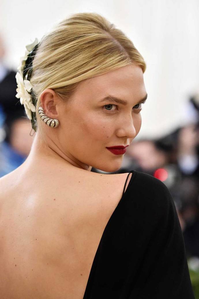Karlie Kloss
"Péčí o pleť se hodně zabývám. Musela jsem udělat hodně chyb a vydat hodně úsilí, než jsem přišla na to, co je pro mě vhodné. Nikdy jsem neměla problémy s pletí, začalo to, až když mi bylo 20. Do té doby jsem podle mě nepoužívala nic víc než balzám na pusu. Potom jsem ale začala mít akné na bradě i na čele. Takže teď na tom musím pracovat. Je to celé o pravidelném hloubkovém čistění, proto mám hodně ráda masky. Skvělá je koncentrovaná maska Advanced Night Repair Powerfoil od Estée Lauder, použila jsem ji už hodněkrát v letadle. Takže používám masky, séra, krémy a oční krémy. Spoustu pleťové kosmetiky jsem si koupila v Soulu a v Japonsku."
Karlie Kloss
"Péčí o pleť se hodně zabývám. Musela jsem udělat hodně chyb a vydat hodně úsilí, než jsem přišla na to, co je pro mě vhodné. Nikdy jsem neměla problémy s pletí, začalo to, až když mi bylo 20. Do té doby jsem podle mě nepoužívala nic víc než balzám na pusu. Potom jsem ale začala mít akné na bradě i na čele. Takže teď na tom musím pracovat. Je to celé o pravidelném hloubkovém čistění, proto mám hodně ráda masky. Skvělá je koncentrovaná maska Advanced Night Repair Powerfoil od Estée Lauder, použila jsem ji už hodněkrát v letadle. Takže používám masky, séra, krémy a oční krémy. Spoustu pleťové kosmetiky jsem si koupila v Soulu a v Japonsku."