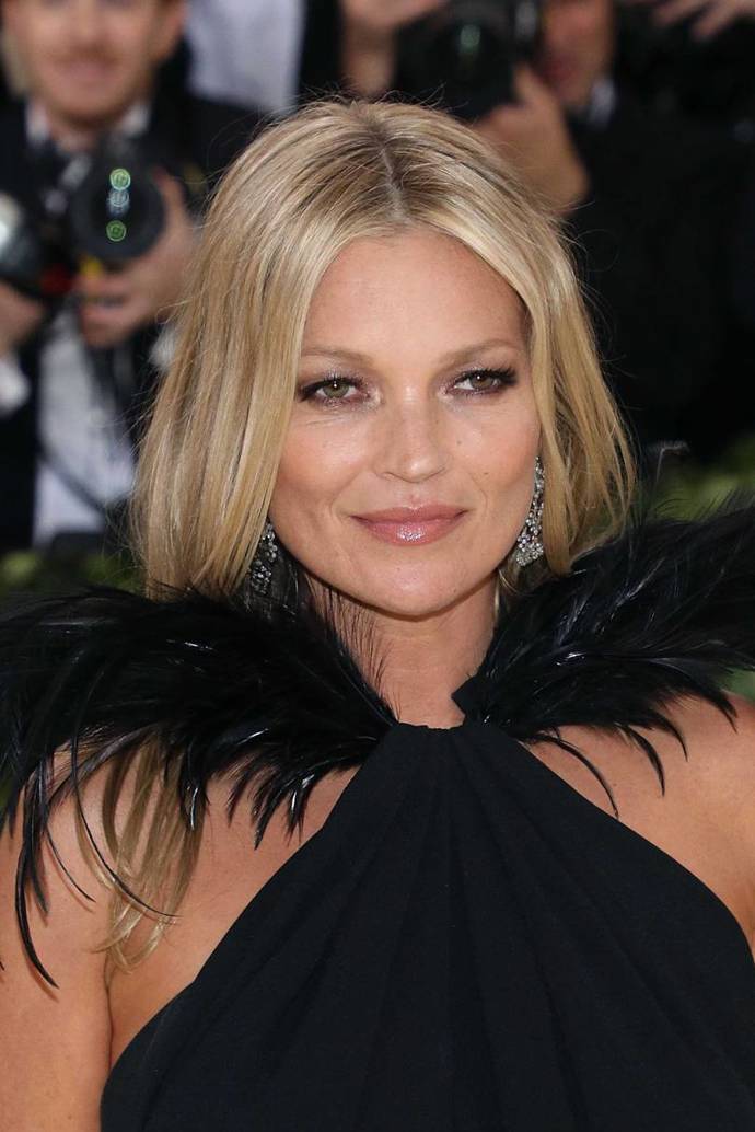 Kate Moss
"Nemám v péči o pleť nějaký režim, jsou to všechno jen takové základní věci. Používám různé čističe pleti a občas použiji sérum, ale většinou sáhnu rovnou po krému AQ Meliority Intensive Cream a přidám pár kapek Vitality Tincture od Decorté. Funguje to, hned vidíte rozdíl. Dala jsem tyto produkty všem svým kamarádkám k Vánocům a milují je."
Kate Moss
"Nemám v péči o pleť nějaký režim, jsou to všechno jen takové základní věci. Používám různé čističe pleti a občas použiji sérum, ale většinou sáhnu rovnou po krému AQ Meliority Intensive Cream a přidám pár kapek Vitality Tincture od Decorté. Funguje to, hned vidíte rozdíl. Dala jsem tyto produkty všem svým kamarádkám k Vánocům a milují je."