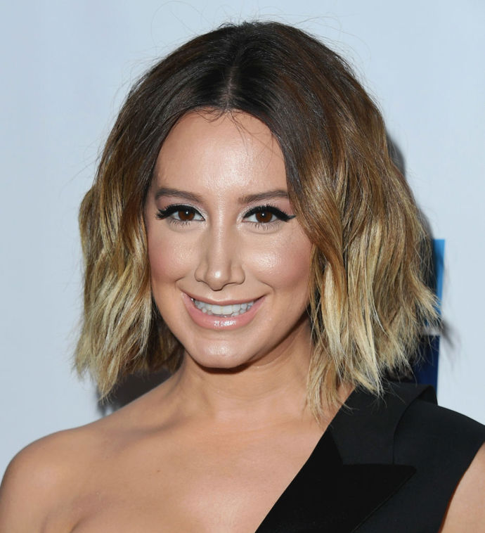 Účes Ashley Tisdale je dalším skvělým příkladem pečlivě vytvořeného ombré na kratších vlasech
