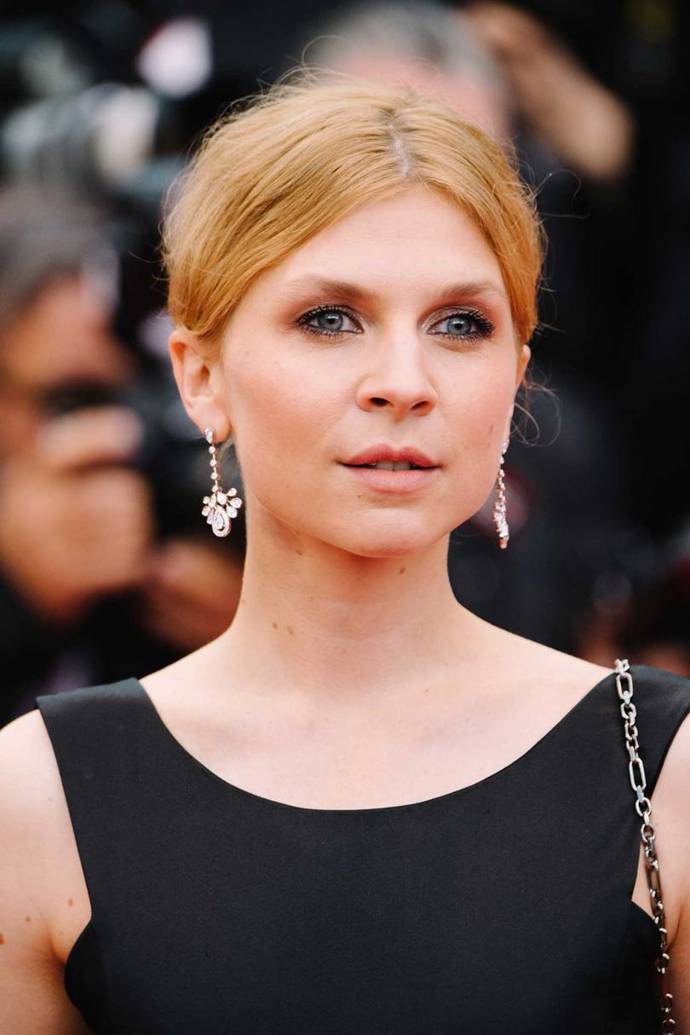Clémence Poésy
"Tím, že jsem vyrůstala ve Francii, tak mám opravdu ráda klasické farmaceutické značky, jako je Avène a La Roche-Posay. Jsou účinné a jsou to produkty, které vám doporučí i dermatologové. Od francouzských značek používám také přípravky na opalování. Všechno funguje, a navíc to není nijak drahé. Úplně nejradši mám No Rinse Cleansing and Softening Milk od značky Collosol. Je to naprostý zázrak skvělý na odličování a čištění pleti, zároveň si však toto mléko můžete dát do koupele nebo s ním mazat dětskou pokožku. Je to nejlepší produkt a je levný!"
Clémence Poésy
"Tím, že jsem vyrůstala ve Francii, tak mám opravdu ráda klasické farmaceutické značky, jako je Avène a La Roche-Posay. Jsou účinné a jsou to produkty, které vám doporučí i dermatologové. Od francouzských značek používám také přípravky na opalování. Všechno funguje, a navíc to není nijak drahé. Úplně nejradši mám No Rinse Cleansing and Softening Milk od značky Collosol. Je to naprostý zázrak skvělý na odličování a čištění pleti, zároveň si však toto mléko můžete dát do koupele nebo s ním mazat dětskou pokožku. Je to nejlepší produkt a je levný!"