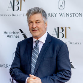 Alec Baldwin

Nyní je mu 60 let a letos se mu narodil syn Romeo. A s dětmi prý ještě někončí.
