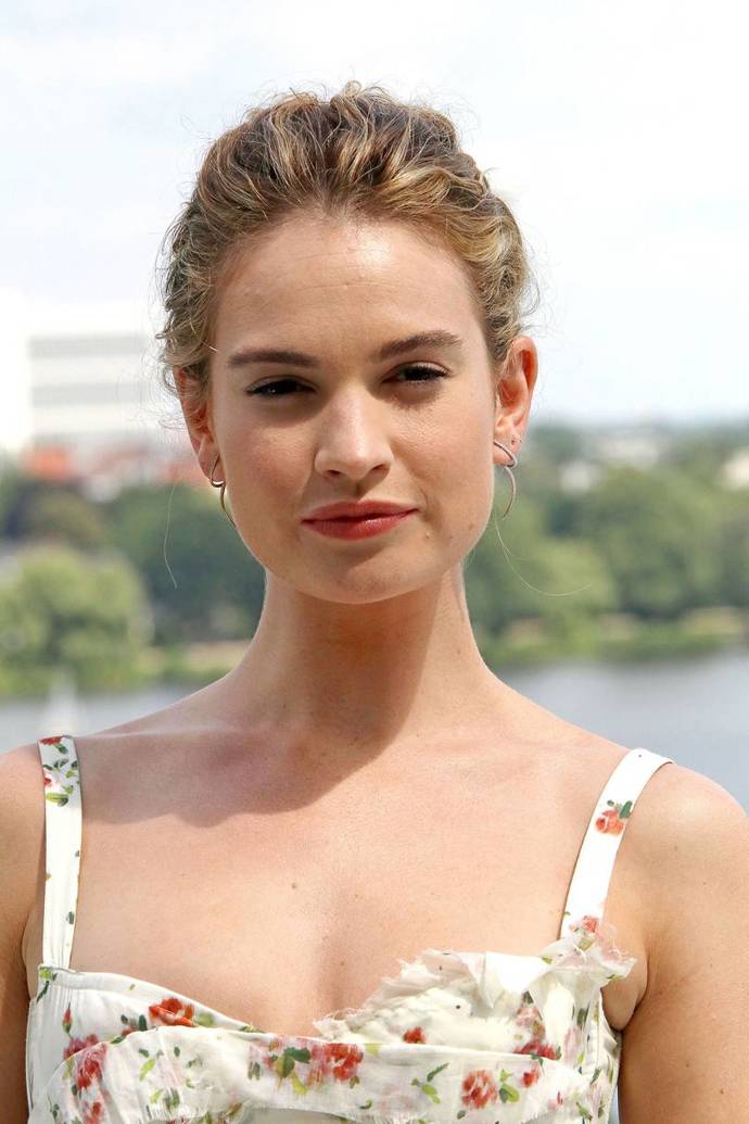 Lily James
"Pleť si každé ráno a večer opravdu hodně čistím, mažu a starám se o ni. Miluji různé konkrétní značky, například Kate Somerville nebo Liz Earle a od nich mám nejradši věci, které působí přirozeně a mám po nich pocit 'lehké' pleti. Nikdy nespím neodlíčená. I když jsem hodně opilá, vzbudím se s vyčištěným obličejem. Je to občas celkem zázrak, někdy ani nevím, jak se to stalo. Mám ráda takový pocit, že moje pleť může dýchat."
Lily James
"Pleť si každé ráno a večer opravdu hodně čistím, mažu a starám se o ni. Miluji různé konkrétní značky, například Kate Somerville nebo Liz Earle a od nich mám nejradši věci, které působí přirozeně a mám po nich pocit 'lehké' pleti. Nikdy nespím neodlíčená. I když jsem hodně opilá, vzbudím se s vyčištěným obličejem. Je to občas celkem zázrak, někdy ani nevím, jak se to stalo. Mám ráda takový pocit, že moje pleť může dýchat."