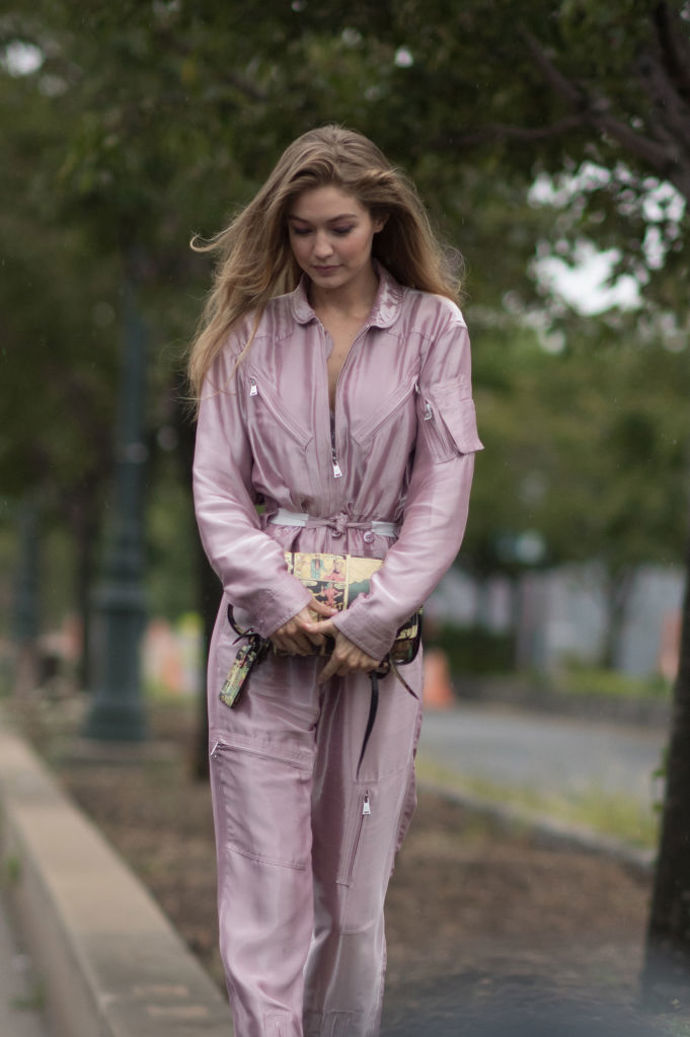 Gigi Hadid zvolila jednoduchou světle růžovou kombinézu
