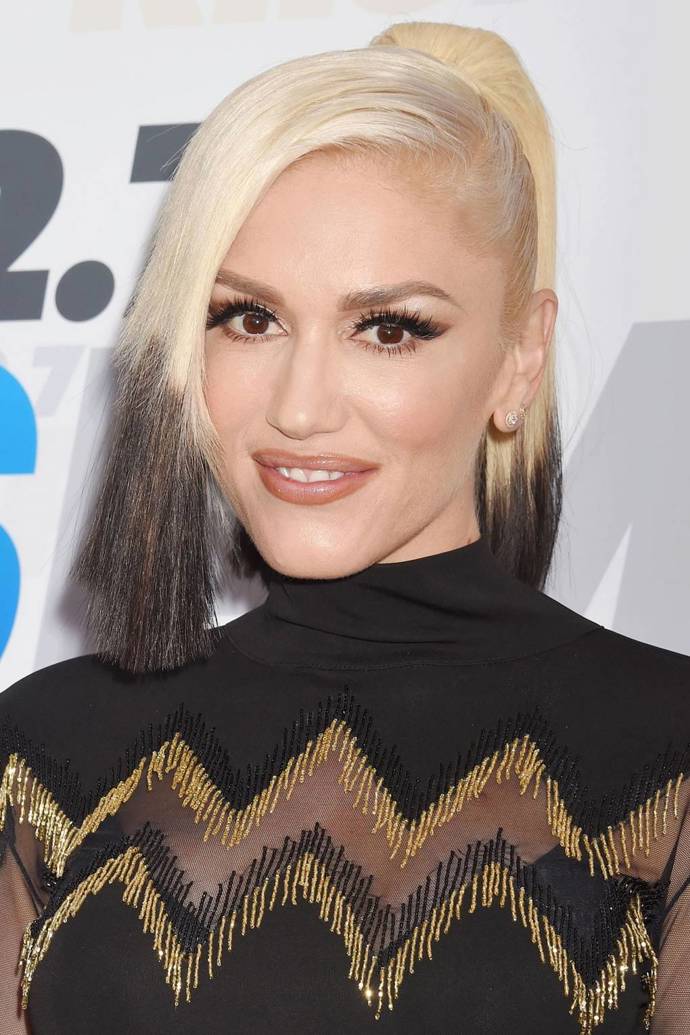 Gwen Stefani se nikdy nebála extravagantních účesů či outfitů a tohle radikální barevné rozdělení vlasů na dvě poloviny je toho důkazem

