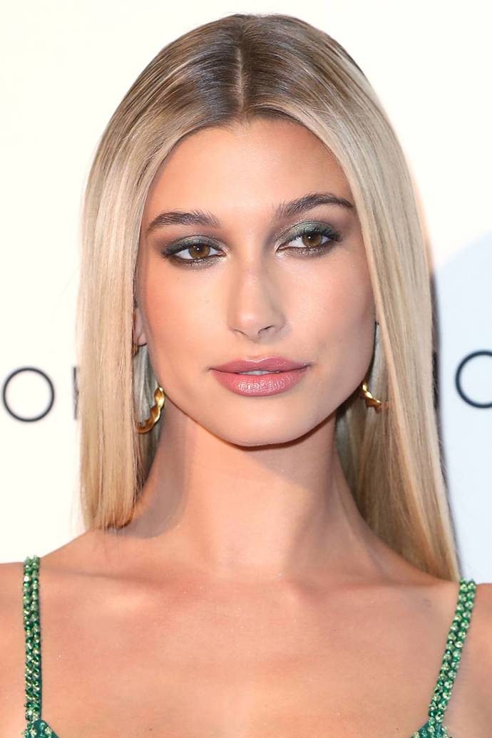 Až budete mít někdy pocit, že s centimetrovými odrosty přece nemůžete jít nikam do společnosti, vzpomeňte si na Hailey Baldwin, která s nimi vyrazila na newyorský fashion week a ještě z nich udělala trend
