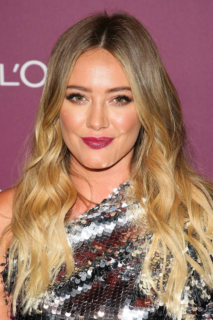 Postupné zesvětlení, jako má Hilary Duff, je ideální řešení na léto, kdy se vám konce vlasů zesvětlují samy od sebe
