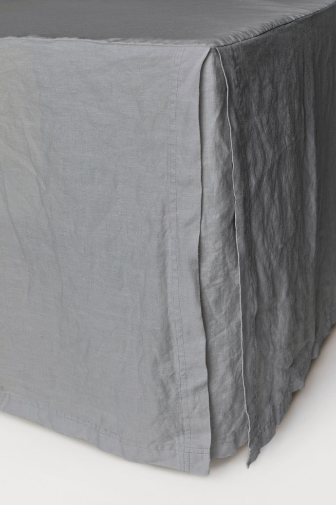 Jako prostěradlo. Volány ze sepraného lnu, vrchní část ze směsi bavlna/polyester, 1299 Kč, koupíte na H&M.
