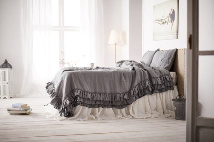 Sada deky, prostěradla a přehozu s kanýry Frou Frou od Casa De Linos, len, 15 barevných variací, dle rozměrů od 121.61 €. Zakoupíte na Etsy.
