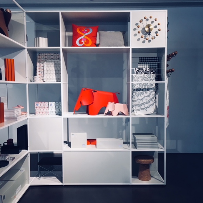 Ve zrenovovaném showroomu Vitra je nově také mini obchod s drobnostmi a dárky jako jsou sešity, hrnky, ubrousky nebo sošky.
Ve zrenovovaném showroomu Vitra je nově také mini obchod s drobnostmi a dárky jako jsou sešity, hrnky, ubrousky nebo sošky.