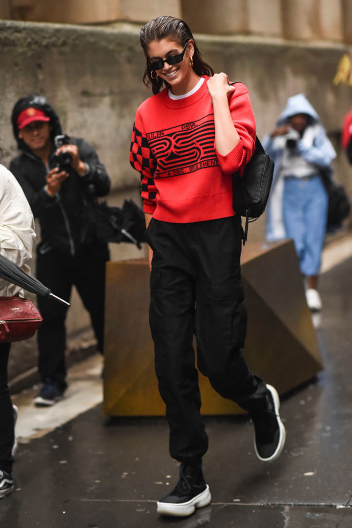 Modelka Kaia Gerber oblečená od hlavy až k patě ve značce Proenza Schouler
