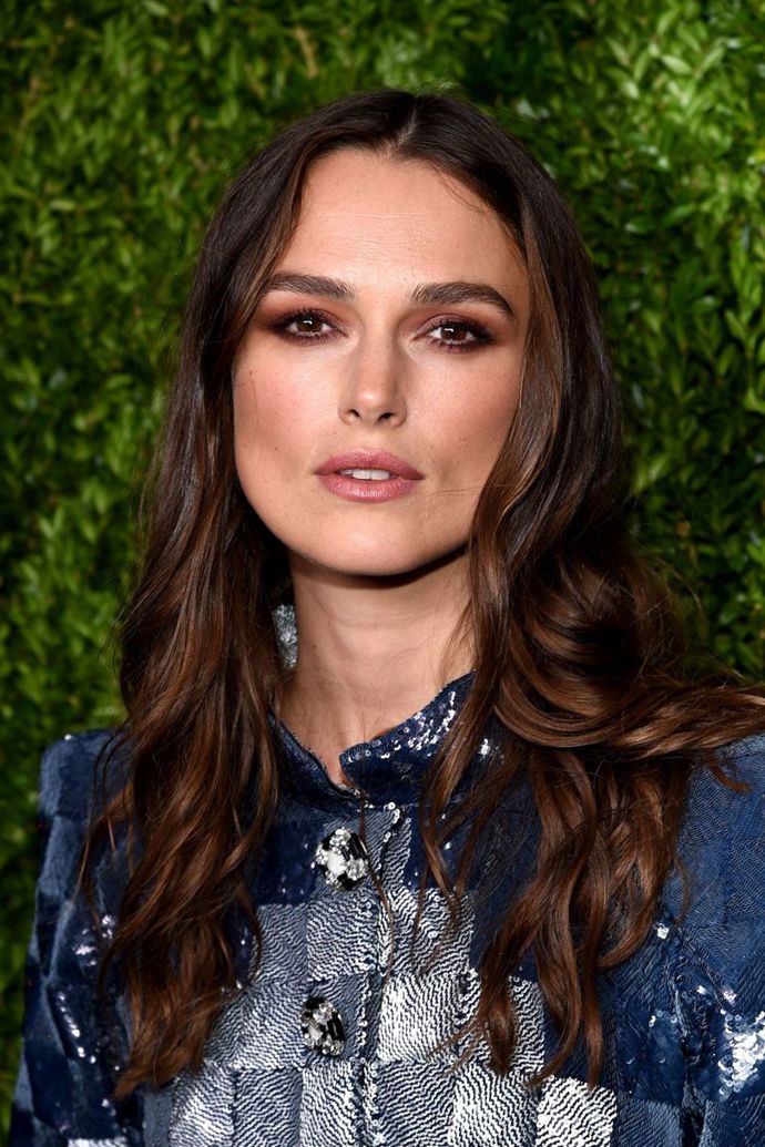 Keira Knightley
"Asi do 24 let jsem měla skutečně špatnou pleť a udělala jsem snad všechno na světě pro to, aby to tak nebylo. Jednou jsem si ale řekla, že už to nechám být a překvapivě to bylo to, co zafungovalo nejlépe. Právě proto chci mít na sobě co nejméně make-upu, a to hlavně tehdy, když nepracuji. Podle mě pleť potřebuje hlavně dýchat kdykoliv je to jen trochu možné. Od té doby, co mám dítě a je mi přes 30, mívám mnohem sušší pleť než dříve. Proto jsem začala používat různé oleje a hydratační krémy."
Keira Knightley
"Asi do 24 let jsem měla skutečně špatnou pleť a udělala jsem snad všechno na světě pro to, aby to tak nebylo. Jednou jsem si ale řekla, že už to nechám být a překvapivě to bylo to, co zafungovalo nejlépe. Právě proto chci mít na sobě co nejméně make-upu, a to hlavně tehdy, když nepracuji. Podle mě pleť potřebuje hlavně dýchat kdykoliv je to jen trochu možné. Od té doby, co mám dítě a je mi přes 30, mívám mnohem sušší pleť než dříve. Proto jsem začala používat různé oleje a hydratační krémy."