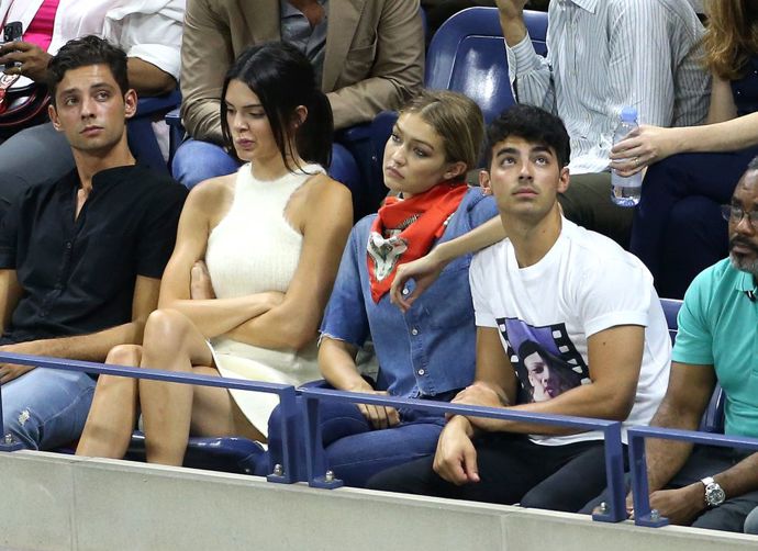 Kendall Jenner, Gigi Hadid a Joe Jonas
Kendall Jenner, Gigi Hadid a Joe Jonas