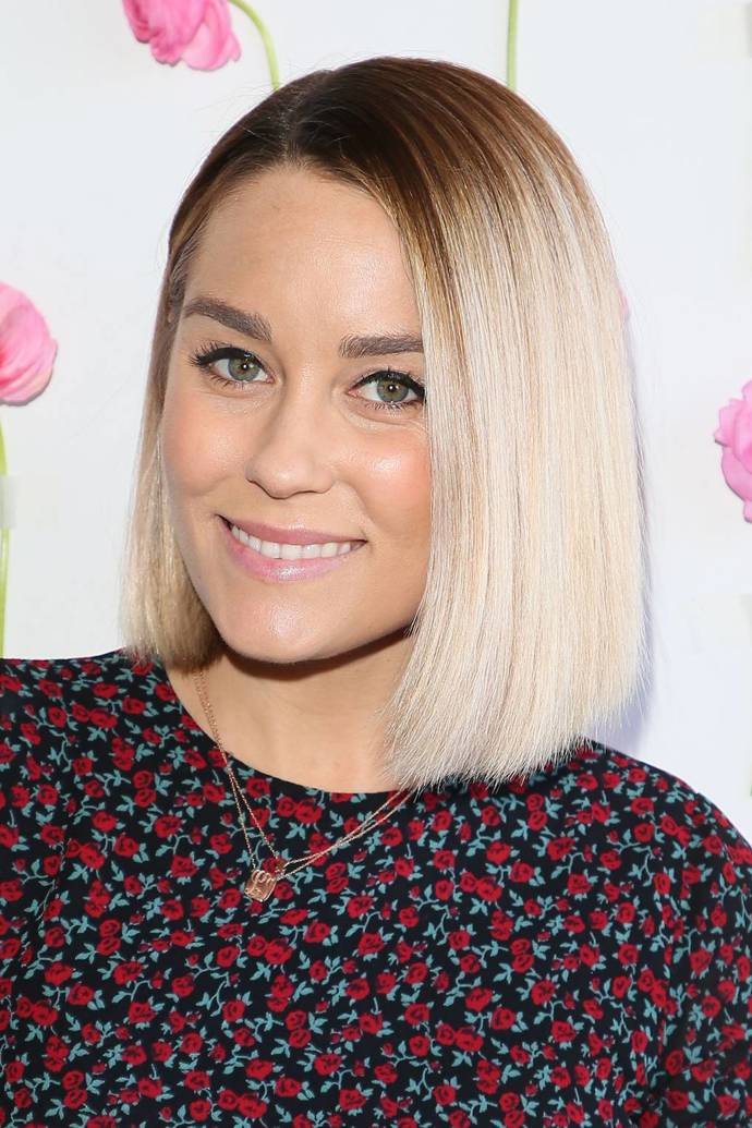 Pokud toužíte po platinově blond vlasech, nechte si část u kořínků tmavší, bude to vypadat přirozeněji, pravě tak, jako u Lauren Conrad
