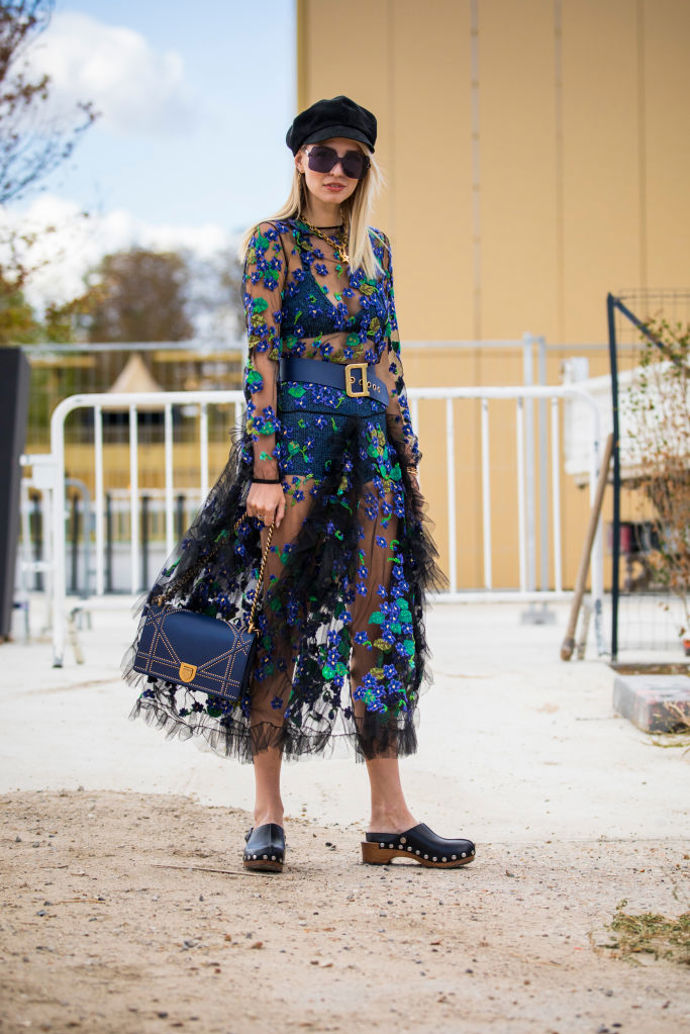 Leonie Hanne v trendy květovaných šatech a stylové čepici
