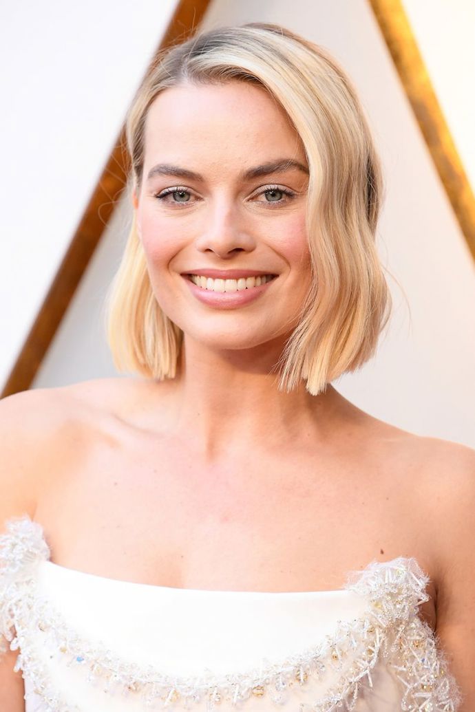 Margot Robbie
"S čištěním pleti vždycky začínám ve sprše. Většinou ale nemám tolik času, takže těch kroků nedělám tolik. Snažím se ale mít pleť opravdu čistou, protože při mé práci na mě pořád jen dávají vrstvy make-upu. Aktuálně mám hodně ráda značku Skin111, na kterou mě přivedla moje make-up artistka Patti Dubroff. Mají různé textilní masky, které v sobě mají napuštěné něco jako želé a to sérum, co v nich je, mi skutečně vyhovuje. Takže když se chystám na nějakou akci, tak mezitím, co mi dělají vlasy, mám na obličeji právě tuto masku. A na noc používám čistič od Dr. Lancer a krém od La Prairie."
Margot Robbie
"S čištěním pleti vždycky začínám ve sprše. Většinou ale nemám tolik času, takže těch kroků nedělám tolik. Snažím se ale mít pleť opravdu čistou, protože při mé práci na mě pořád jen dávají vrstvy make-upu. Aktuálně mám hodně ráda značku Skin111, na kterou mě přivedla moje make-up artistka Patti Dubroff. Mají různé textilní masky, které v sobě mají napuštěné něco jako želé a to sérum, co v nich je, mi skutečně vyhovuje. Takže když se chystám na nějakou akci, tak mezitím, co mi dělají vlasy, mám na obličeji právě tuto masku. A na noc používám čistič od Dr. Lancer a krém od La Prairie."