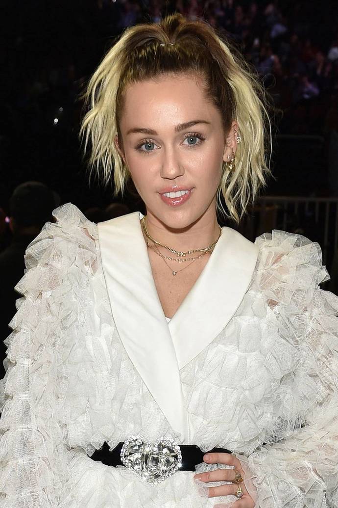 Ombre ve stylu Miley Cyrus spíš vypadá, jako když si zapomněla zajít ke kadeřnici. Ale pokud chcete mít neustále "messy hair", je to rozhodně cesta.
