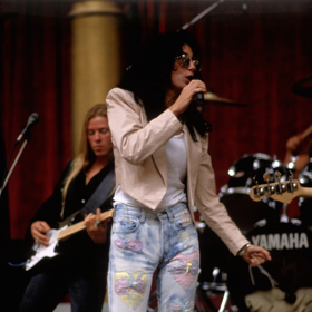 Cher se na hudební scéně poprvé objevila v šedesátých letech jako polovina folkrockového dua Sonny & Cher. Ve stejné době už ale dostala první hereckou roli, hrála modelku v televizním seriálu The Man from U.N.C.L.E. Zanedlouho poté už hrála na Broadwayi v hře Spolek fanoušků Jamese Deana režiséra Roberta Altmana a roli dostala i ve filmové adaptaci této hry v roce 1982, za níž byla nominovaná na Zlatý glóbus. Její další role přišla s filmem Silkwoodová společně s Meryl Streep a Kurtem Russellem. Cher samozřejmě všichni známe z dnes už kultovních filmů, jako jsou Čarodějky z Eastwicku, Pod vlivem úplňku nebo Mořské panny. Za film Pod vlivem úplňku dostala v roce 1988 Oscara a New York Times ji označili jako Jacka Nicholsona pro ženy. Samozřejmě nesmíme zapomenout na její nejaktuálnější roli, a to v muzikálu Mamma Mia: Here We Go Again!, kde i ve svých 72 letech naprosto zazářila! 
