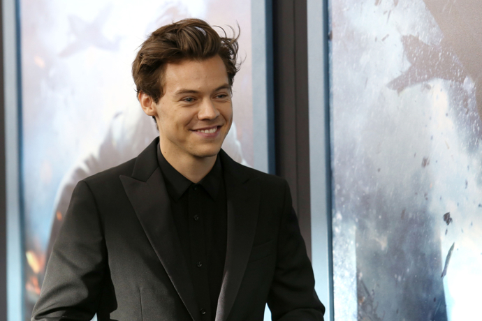 Harry Styles se proslavil jako člen skupiny One Direction. Svůj debut na stříbrném plátně si odbyl hned v oscarovém filmu Dunkerk Christopha Nolana.
Harry Styles se proslavil jako člen skupiny One Direction. Svůj debut na stříbrném plátně si odbyl hned v oscarovém filmu Dunkerk Christopha Nolana.