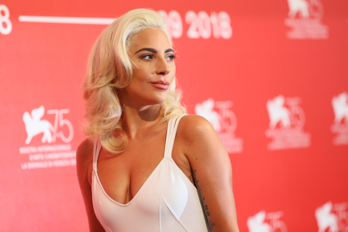 Pro Lady Gaga bude její hlavní role ve filmu Zrodila se hvězda bezesporu zatím největší filmovou rolí, nebude však její první! Když jí bylo 15 let, objevila se v televizním seriálu Rodina sopránů, nebyla však napsána v titulkách. V roce 2014 si pak zahrála servírku Berthu v Sin City: Ženská, pro kterou bych vraždil a hrála také ve dvou sériích televizního seriálu American Horror Story, za který dostala i Zlatý glóbus.
Pro Lady Gaga bude její hlavní role ve filmu Zrodila se hvězda bezesporu zatím největší filmovou rolí, nebude však její první! Když jí bylo 15 let, objevila se v televizním seriálu Rodina sopránů, nebyla však napsána v titulkách. V roce 2014 si pak zahrála servírku Berthu v Sin City: Ženská, pro kterou bych vraždil a hrála také ve dvou sériích televizního seriálu American Horror Story, za který dostala i Zlatý glóbus.