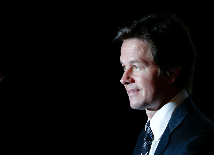 Po krátkém pobytu ve vězení za účast při rasově motivované rvačce v Bostonu v jeho šestnácti letech se Mark Wahlberg přidal ke svému bratrovi Donniemu, členovi klíčového boybandu New Kids on the Block, a začal dělat hudbu. Kromě toho si Marka všiml Calvin Klein a obsadil ho do své reklamní kampaně na džíny vedle Kate Moss. Markovo první album Music for the People dostalo platinovou desku. Poprvé si zahrál ve filmu Rváčův deník po boku Leonarda DiCapria, ale až snímek Hříšné noci ho proslavil. Pak už následovaly oscarové filmy Skrytá identita, Fighter, Planeta opic, Loupež po italsku, Transformers: Zánik, Méďa, Kdopak to mluví nebo Všechny prachy světa.
Po krátkém pobytu ve vězení za účast při rasově motivované rvačce v Bostonu v jeho šestnácti letech se Mark Wahlberg přidal ke svému bratrovi Donniemu, členovi klíčového boybandu New Kids on the Block, a začal dělat hudbu. Kromě toho si Marka všiml Calvin Klein a obsadil ho do své reklamní kampaně na džíny vedle Kate Moss. Markovo první album Music for the People dostalo platinovou desku. Poprvé si zahrál ve filmu Rváčův deník po boku Leonarda DiCapria, ale až snímek Hříšné noci ho proslavil. Pak už následovaly oscarové filmy Skrytá identita, Fighter, Planeta opic, Loupež po italsku, Transformers: Zánik, Méďa, Kdopak to mluví nebo Všechny prachy světa.
