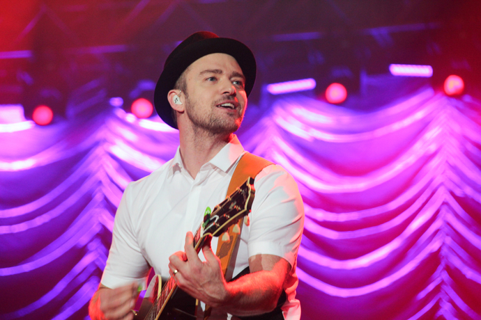 Samozřejmě, že Justin Timberlake začal svou kariéru v televizní show The Mickey Mouse Club společně s Ryanem Goslingem, Britney Spears a Christinou Aguilerou, ale do doby, než začal vystupovat se svým boybandem, to s jeho kariérou herce nevypadalo nijak valně. Poté však vyhrál dvě ceny EMMY za účinkování v show Saturday Night Live a začal se objevovat ve velkých filmech, jako The Social Network, Zkažená úča, Kamarád taky rád, Alpha Dog nebo V nitru Llewyna Davise. Všechny tyto filmy stihnul zároveň se svou hudební kariérou, která čítá pět studiových alb a 39 singlů, z toho 18 jako hostující umělec.
Samozřejmě, že Justin Timberlake začal svou kariéru v televizní show The Mickey Mouse Club společně s Ryanem Goslingem, Britney Spears a Christinou Aguilerou, ale do doby, než začal vystupovat se svým boybandem, to s jeho kariérou herce nevypadalo nijak valně. Poté však vyhrál dvě ceny EMMY za účinkování v show Saturday Night Live a začal se objevovat ve velkých filmech, jako The Social Network, Zkažená úča, Kamarád taky rád, Alpha Dog nebo V nitru Llewyna Davise. Všechny tyto filmy stihnul zároveň se svou hudební kariérou, která čítá pět studiových alb a 39 singlů, z toho 18 jako hostující umělec.