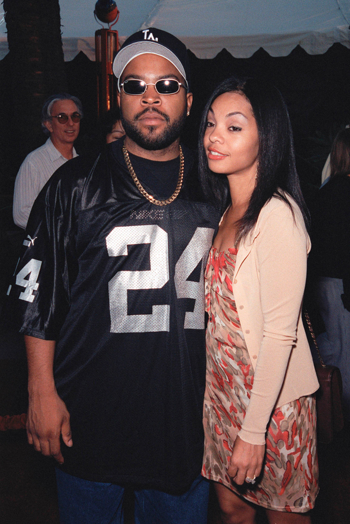 Ice Cube je bývalým členem rapové skupiny N.W.A. z Los Angeles a je považován za jednu z nejdůležitějších osob historie hip-hopu. Přesto si v roce 1991 zahrál ve filmu Chlapci ze sousedství. Pak následovaly role v seriálech Pátek a Holičství a ve filmech 21 Jump Street a 22 Jump Street.
Ice Cube je bývalým členem rapové skupiny N.W.A. z Los Angeles a je považován za jednu z nejdůležitějších osob historie hip-hopu. Přesto si v roce 1991 zahrál ve filmu Chlapci ze sousedství. Pak následovaly role v seriálech Pátek a Holičství a ve filmech 21 Jump Street a 22 Jump Street.