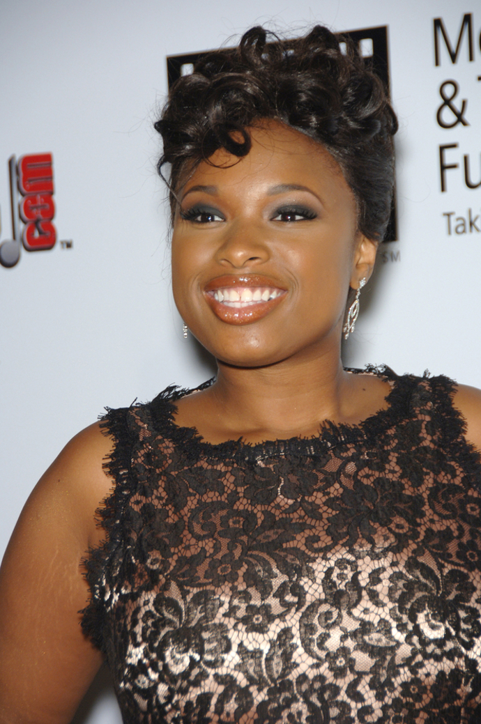 Dva roky poté, co Jennifer Hudson skončila v pěvecké soutěži American Idol (obdoba české SuperStar) na sedmém místě, získala Oscara za roli Effie ve filmu Dreamgirls. Nedávno zesnulá zpěvačka Aretha Franklin si Jennifer vybrala, aby ji hrála v životopisném filmu, který se připravuje.
Dva roky poté, co Jennifer Hudson skončila v pěvecké soutěži American Idol (obdoba české SuperStar) na sedmém místě, získala Oscara za roli Effie ve filmu Dreamgirls. Nedávno zesnulá zpěvačka Aretha Franklin si Jennifer vybrala, aby ji hrála v životopisném filmu, který se připravuje.
