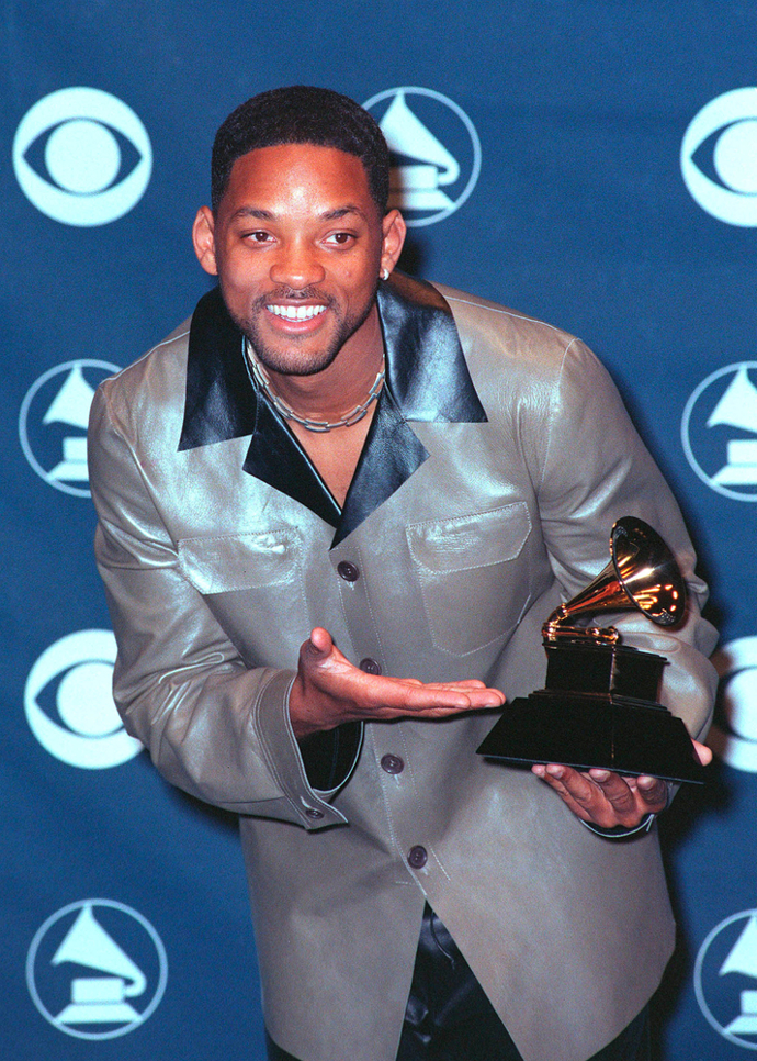 Will Smith začínal s kariérou rappera společně s Jeffem Townesem pod přezdívkami DJ Jazzy Jeff & the Fresh Prince, když byl Will ještě teenager. Jejich první single Girls Ain’t Nothing But Trouble byl v roce 1986 hit a jejich debutové album Rock the House se dostalo mezi nejlepších 200 podle hitparády Billboard. V roce 1991 přišla televize NBC se sitcomem Fresh Prince, kde Will Smith hrál v šesti sériích. A pak už přišel raketový vzestup ke statusu jednoho z nejžádanějších herců v Hollywoodu s filmy, jako jsou Mizerové, Den nezávislosti nebo Muži v černém. Za filmy Ali a Štěstí na dosah byl nominovaný na Oscara.
Will Smith začínal s kariérou rappera společně s Jeffem Townesem pod přezdívkami DJ Jazzy Jeff & the Fresh Prince, když byl Will ještě teenager. Jejich první single Girls Ain’t Nothing But Trouble byl v roce 1986 hit a jejich debutové album Rock the House se dostalo mezi nejlepších 200 podle hitparády Billboard. V roce 1991 přišla televize NBC se sitcomem Fresh Prince, kde Will Smith hrál v šesti sériích. A pak už přišel raketový vzestup ke statusu jednoho z nejžádanějších herců v Hollywoodu s filmy, jako jsou Mizerové, Den nezávislosti nebo Muži v černém. Za filmy Ali a Štěstí na dosah byl nominovaný na Oscara.
