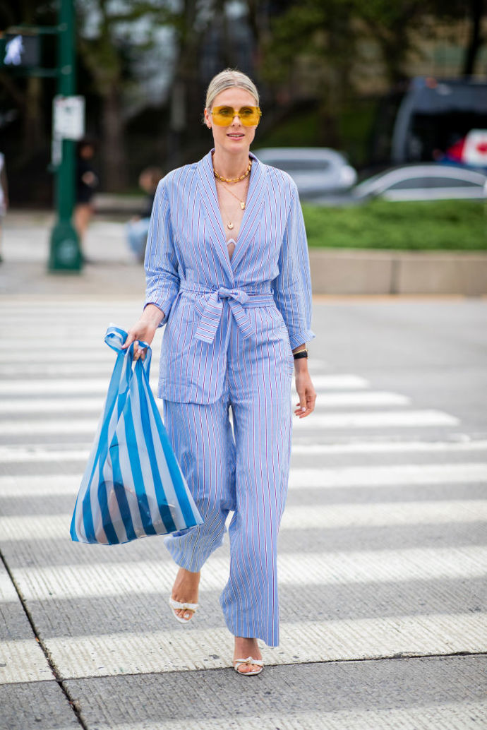 Za pruhované igelitky se u nás stydíme, zatímco v New Yorku ji belgická blogerka Sofie Valkiers nosí na fashion week

