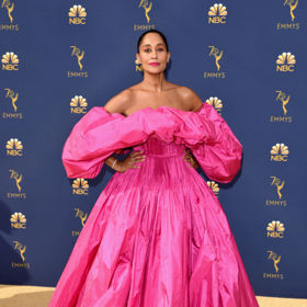 Tracee Ellis Ross v šatech Valentino Haute Couture a špercích Repossi

Tracee byla nominovaná za roli Rainbow Johnson v seriálu black-ish
