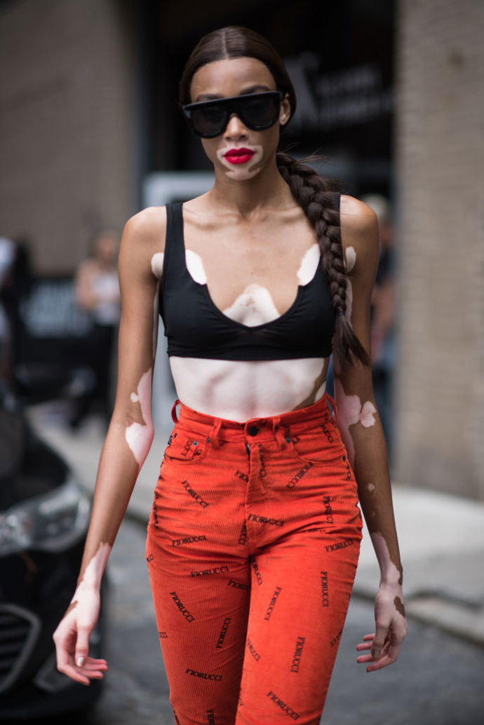 Modelka Winnie Harlow vsadila na kombinaci černé a červené
