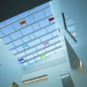  Filigránská skleněná střecha nad centrální místností budovy prosvětluje hlavní bazén.
