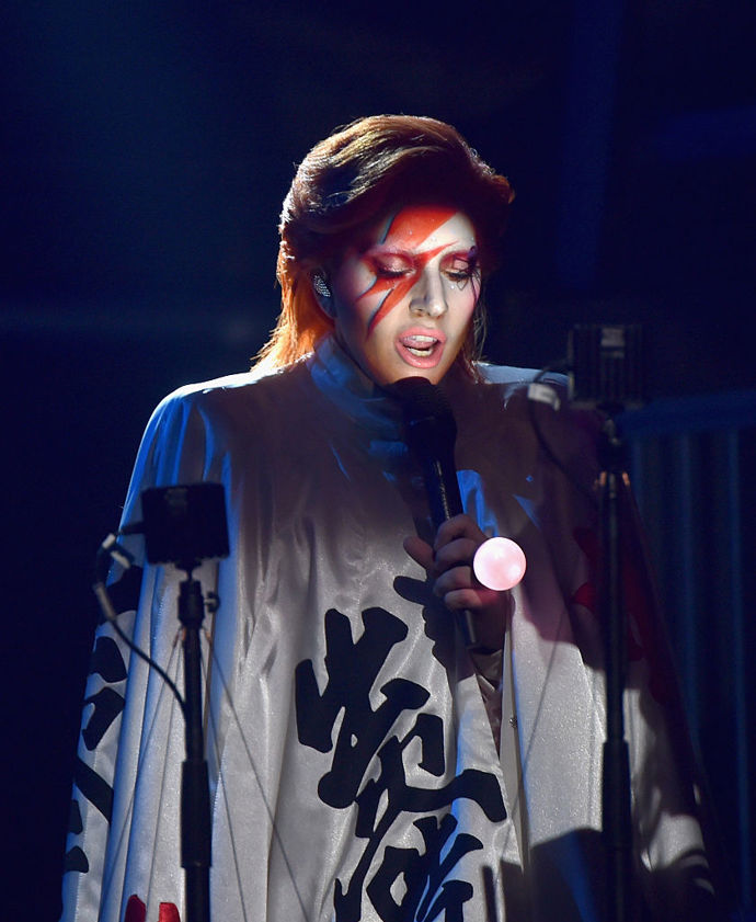 Grammy Awards 2016
Lady Gaga svým vystoupením vzdala hold Davidu Bowiemu, který zemřel 10. ledna 2016, tedy přibližně měsíc před udílením cen Grammy
Grammy Awards 2016
Lady Gaga svým vystoupením vzdala hold Davidu Bowiemu, který zemřel 10. ledna 2016, tedy přibližně měsíc před udílením cen Grammy