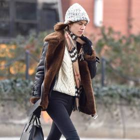 Alexa Chung zkombinovala klasickou Burberry šálu s úzkými džínami, chelsea botami a pletenou čepicí. Stylová jako vždy.
