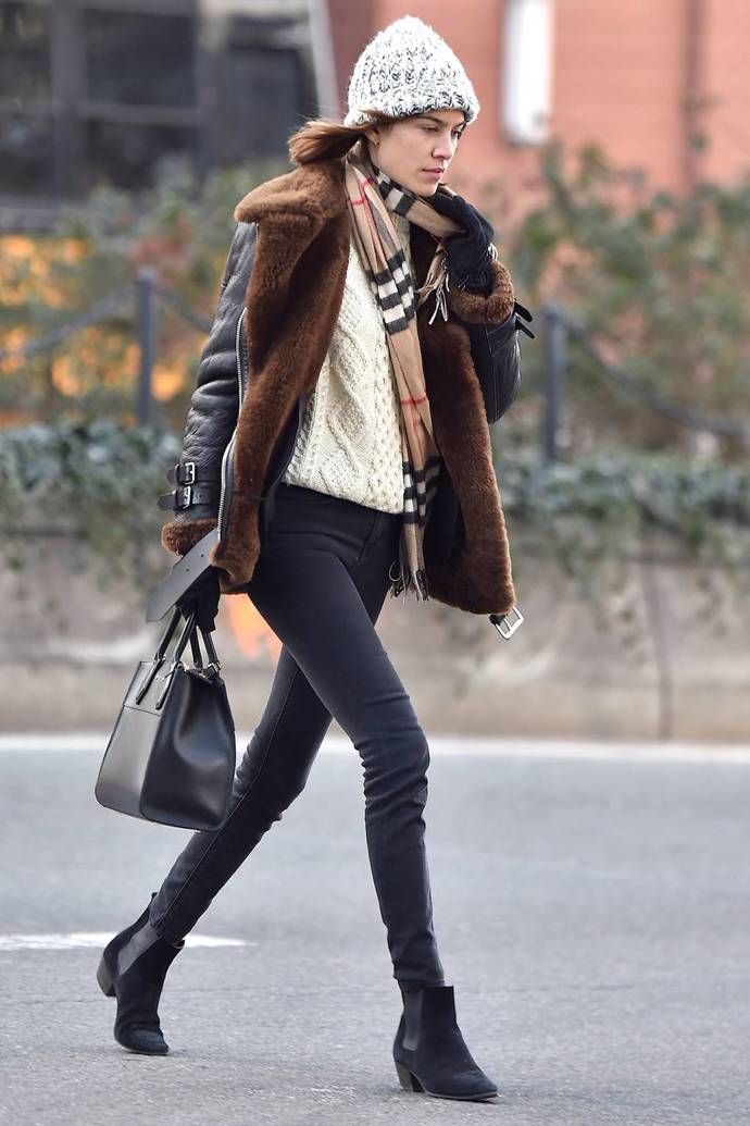 Alexa Chung zkombinovala klasickou Burberry šálu s úzkými džínami, chelsea botami a pletenou čepicí. Stylová jako vždy.
