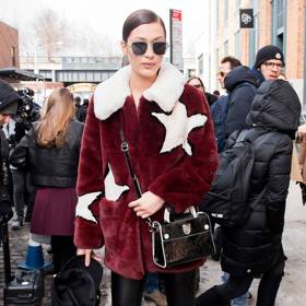 Na fashion week v New Yorku si Bella Hadid oblékla burgundy kabát s bílými hvězdami

 
