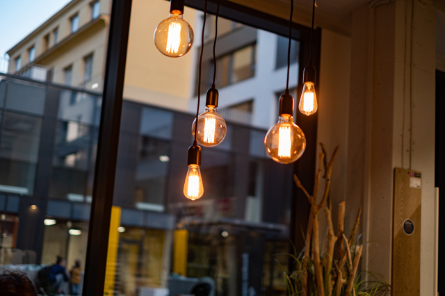 Křižíkova oblouková lampa konkurovala Edisonově žárovce. Dnes už se ani jedno v původní podobě nepoužívá, ale ke klasickému designu starých lamp a žárovek se pořád rádi vracíme. 
