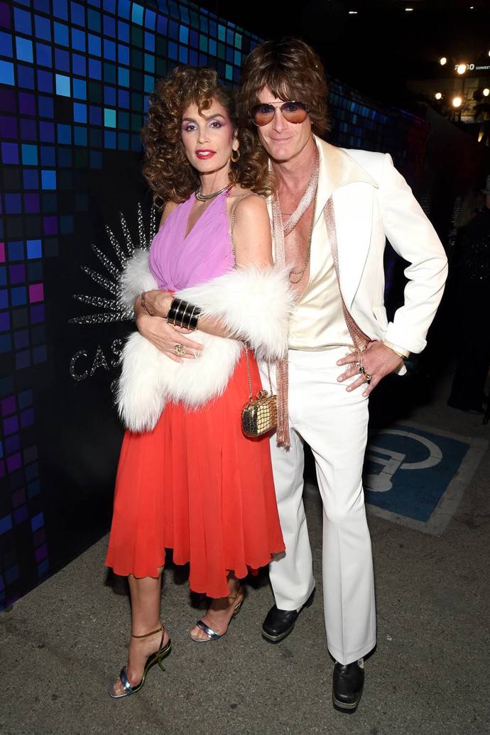 Cindy Crawford a Rande Gerber v sedmdesátkovém looku.
