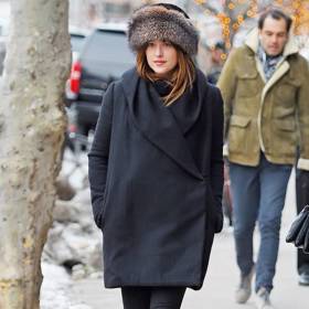 Dakota Johnson zvolila "all black" outfit a upoutala tak veškerou pozornost na super stylovou zimní čepici. Tak to má být!
