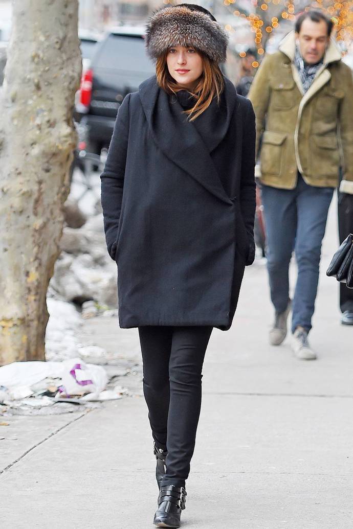 Dakota Johnson zvolila "all black" outfit a upoutala tak veškerou pozornost na super stylovou zimní čepici. Tak to má být!
