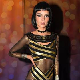 Emily Ratajkowski jako Kleopatra
