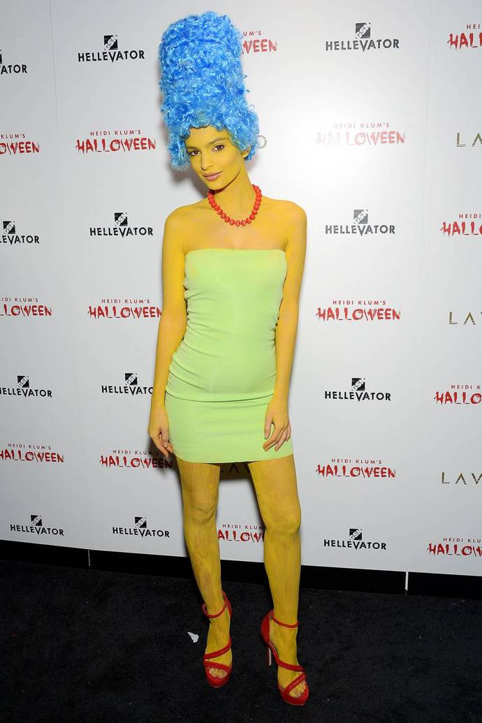 Emily Ratajkowski jako Marge Simpson.
