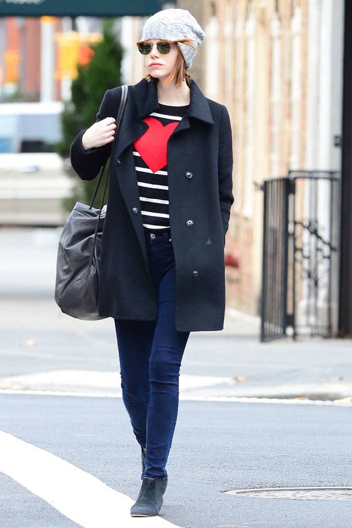 V obyčejný uspěchaný den v New Yorku si Emma Stone oblékla jednoduchý outfit - úzké džíny, tmavě modrý kabát, pruhované tričko a šedý vlněný kulich se slunečními brýlemi.
