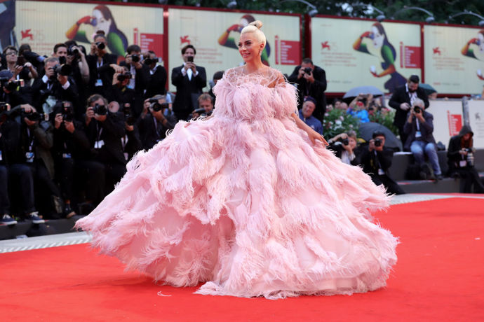 Filmový festival v Benátkách
Lady Gaga zazářila na červeném koberci při premiéře filmu Zrodila se hvězda
Filmový festival v Benátkách
Lady Gaga zazářila na červeném koberci při premiéře filmu Zrodila se hvězda
