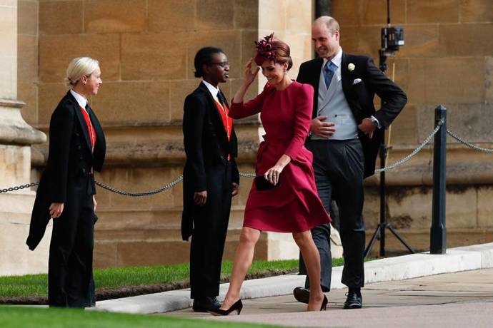 Vévoda a vévodkyně z Cambridge, Kate má šaty od svého oblíbeného Alexandra McQueena a klobouk Philip Treacy
William je bratranec princezny Eugenie
Vévoda a vévodkyně z Cambridge, Kate má šaty od svého oblíbeného Alexandra McQueena a klobouk Philip Treacy
William je bratranec princezny Eugenie