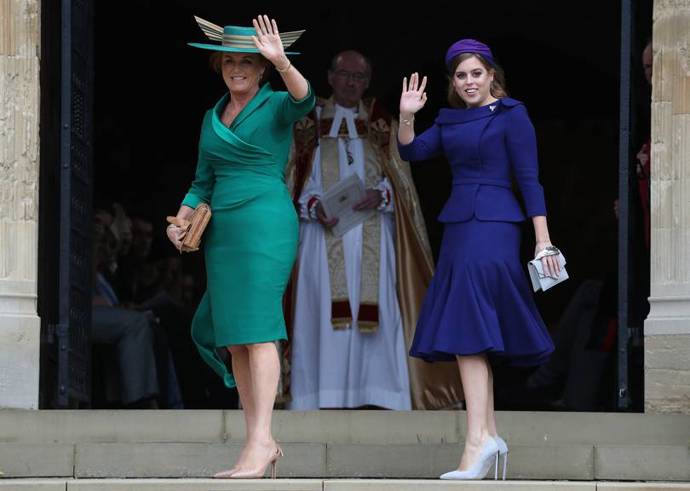 Sarah Ferguson, matka nevěsty, v šatech od Emma Louise Design a sestra nevěsty princezna Beatrice v kompletu od Ralph & Russo s kloboukem od Sarah Cant
Sarah Ferguson, matka nevěsty, v šatech od Emma Louise Design a sestra nevěsty princezna Beatrice v kompletu od Ralph & Russo s kloboukem od Sarah Cant